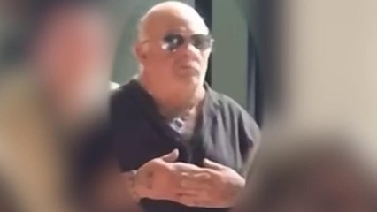 Le mani giunte in preghiera, gli occhiali scuri: il video dell'uomo che ha consegnato il proiettile a don Patriciello durante la messa