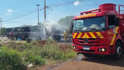 Cabine de caminhão é consumida por incêndio na BR-277 em Cascavel