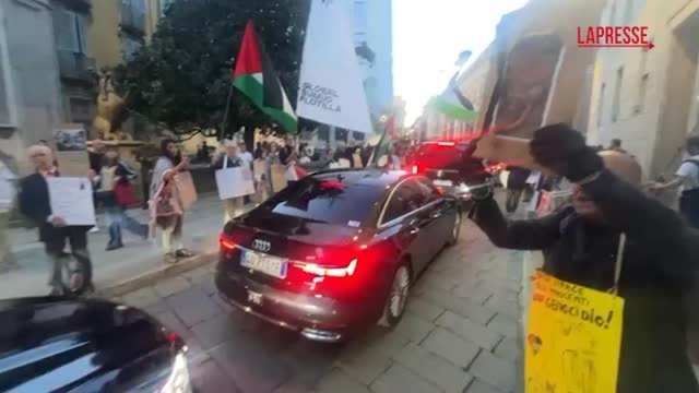 Il flash mob per la Flotilla prima della sfilata della maison Armani a Milano: le immagini