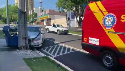 Mulher perde controle de carro automático e colide contra poste em Umuarama