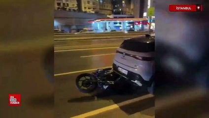 İstanbul'da sürücüsü düşen motosiklet sürüklenerek otomobile çarptı