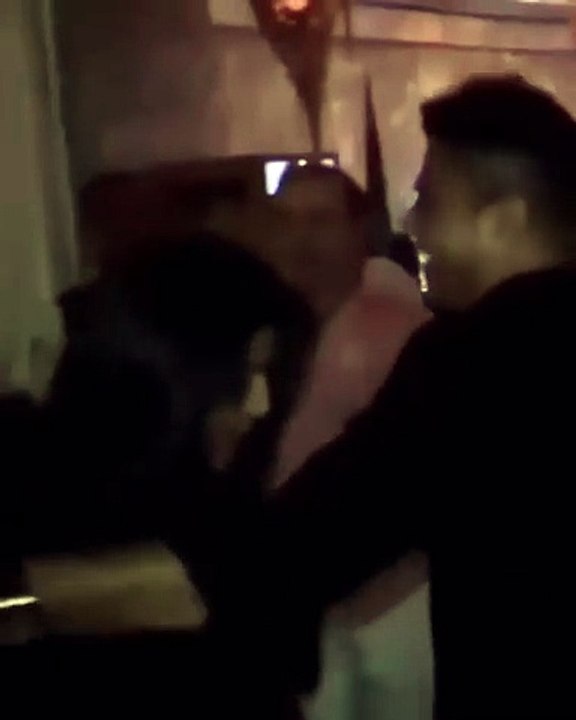 ابنة عامر منيب ترقص بحماس مع عمرو دياب