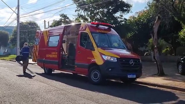 Jovem tem suspeita de fratura na perna ao cair de moto no Bairro Guarujá