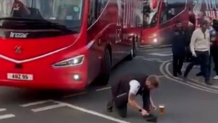 La mofa de un aficionado del Crystal Palace al autobús del Liverpool