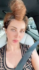 جويل ماردينيان تطبق مكياجها في السيارة