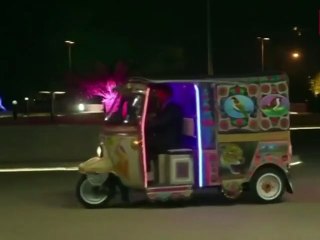 استقبلي العام الجديد بفساتين الترتر البرّاقة والباييت اللامع