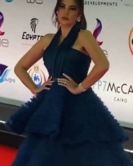 النجمات العربيات يلتقين بأناقتهن على السجادة الحمراء في مهرجان القاهرة السينمائي