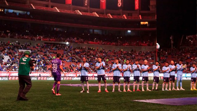 Jesús Corona se despide de sus compañeros de Xolos y de jugadores de Cruz Azul en su despedida
