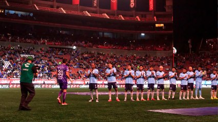 Jesús Corona se despide de sus compañeros de Xolos y de jugadores de Cruz Azul en su despedida