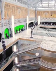 لويس فويتون قدّمت أزياء شاملة بطابعٍ كلاسيكي لم يخلُ من المفاجآت