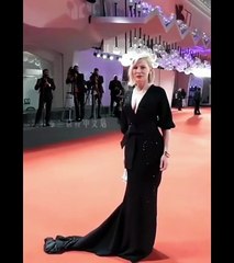 كايت بلانشيت تكرّر خياراتها على السجادة الحمراء باسم الاستدامة