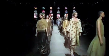 الصورة الكلاسيكية لامرأة ديور بإحساسٍ جديد لصيف 2021