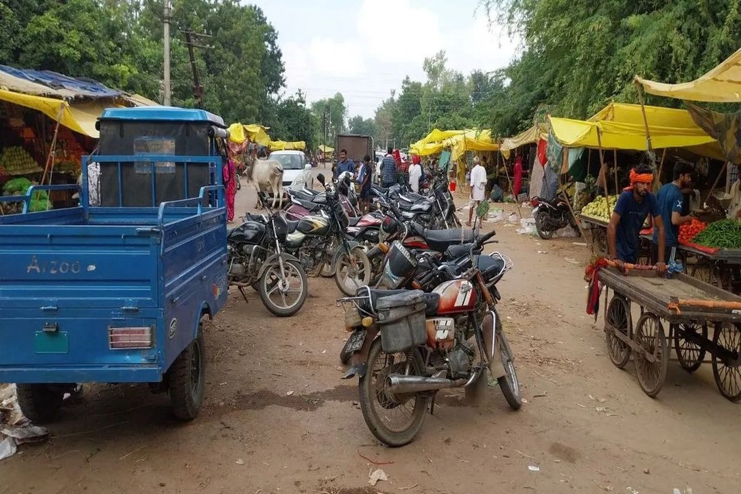 swm news: सड़क मार्ग को बना रहे ‘पार्किंग’, जाम में फंस रहे वाहन