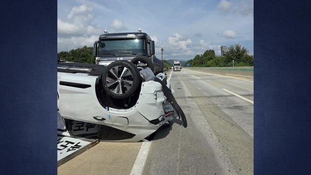중부내륙고속도로서 화물차 등 3대 추돌...3명 부상 / YTN