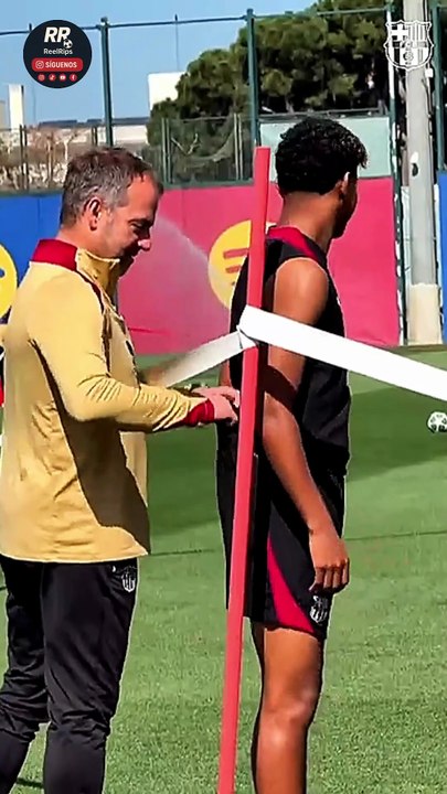🤣 HANSI FLICK SUBE LOS PANTALONES A LAMINE YAMAL EN UN ENTRENAMIENTO DEL BARÇA ⚽🔵🔴