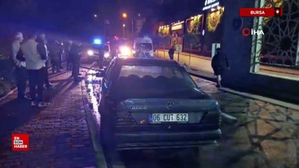 Bursa'da alkollü Mercedes araç sürücüsü elektrik direğine çarpıp olay yerinden kaçtı