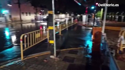 Desborda uno de los barrancos de la zona cero de la dana y obliga a hacer rescates en Aldaia