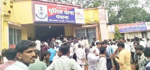 तार चोरी करते रंगे हाथ पकड़ाया युवक, चोरी से परेशान किसानों कर दिया थाने का घेराव