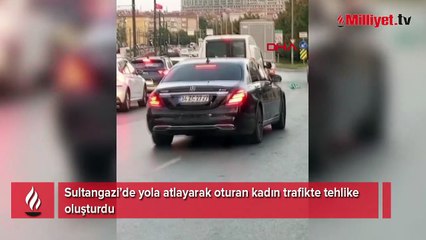 Sultangazi’de yola atlayarak oturan kadın trafikte tehlike oluşturdu