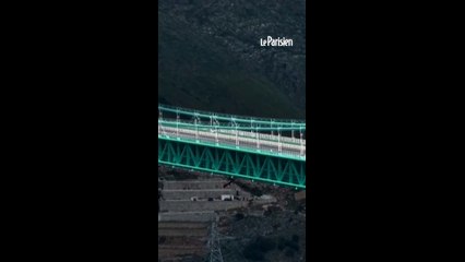 625 mètres au-dessus du vide : la Chine inaugure le pont le plus haut du monde