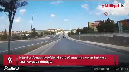 Trafikte şaşkına çeviren kavga! Tartıştığı sürücüyü böyle taşladı