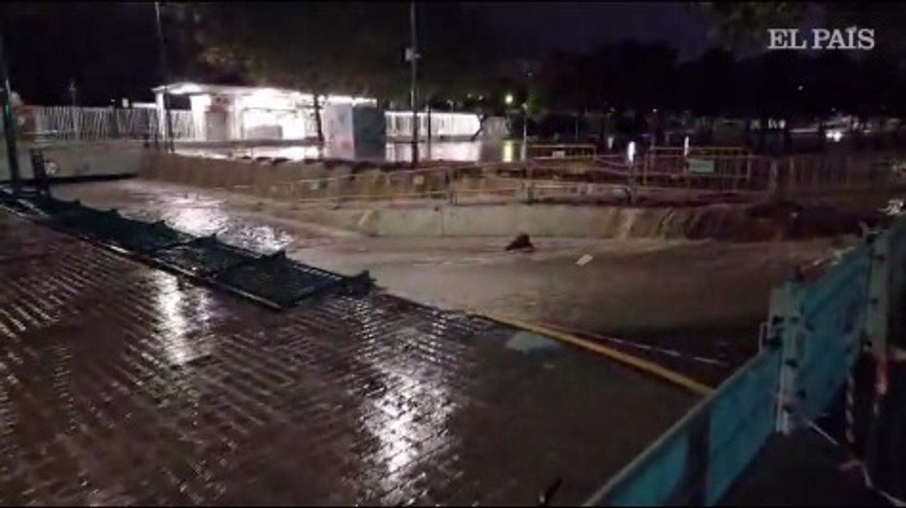 El barranco de La Saleta se desborda y anega algunas calles de Aldaia (Valencia)