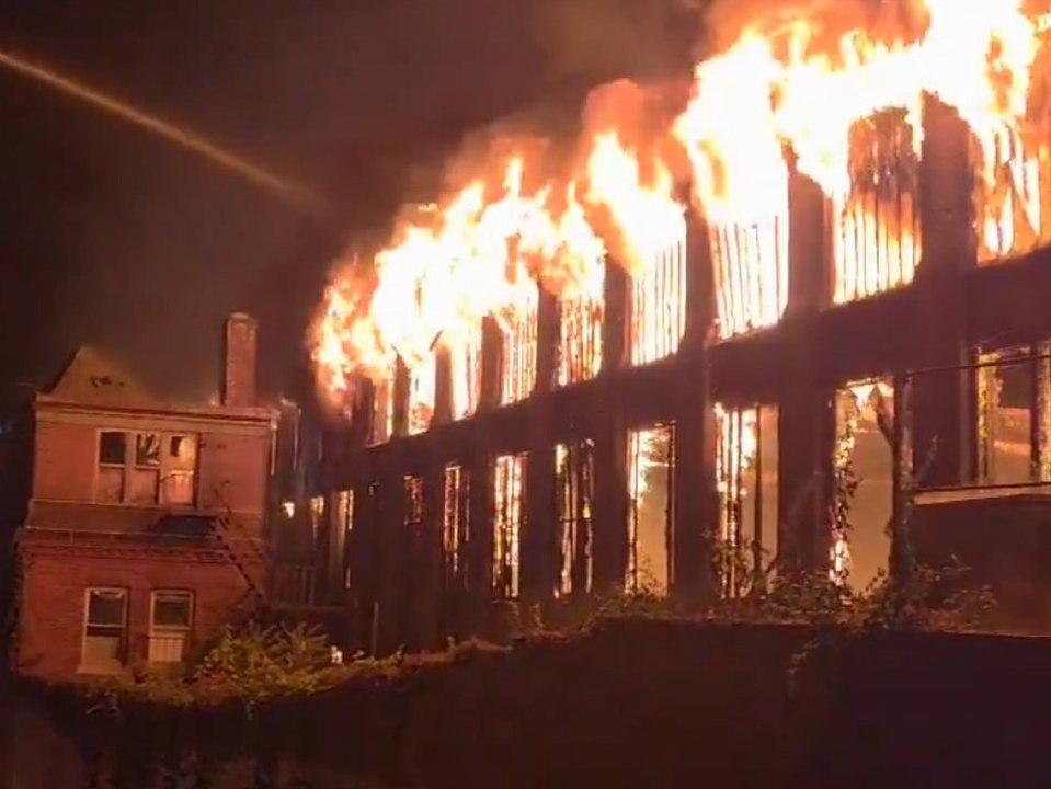 Riesige Feuersäulen: Industriegebäude in Torrington steht in Flammen