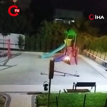 Çocuklar oyun parkını ateşe verdi