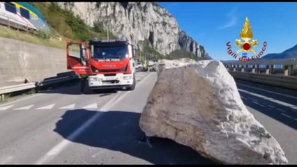 Lecco, masso su carreggiata ss36 bloccata anche linea ferroviaria