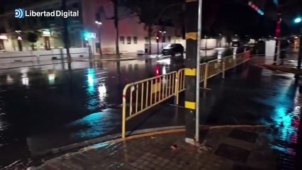 El barranco de la Saleta, cerca de Valencia, se desborda