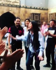 الراقصة دينا تَزُفّ غادة عبد الرازق وزوجها في موقع التصوير