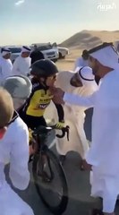 بالفيديو: حاكم دبي يخرج من سيارته لمساعدة فتاة تعرّضت لحادث