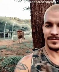 شاهدي المفاجأة التي أعدها هذا الرجل عندما حاول الأسد مهاجمته