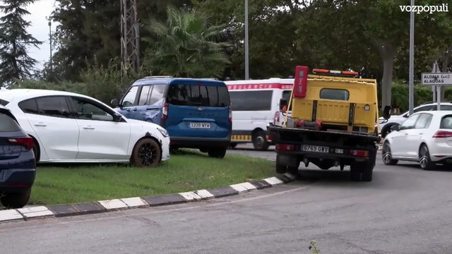 Vecinos de la zona afectada por la DANA suben sus coches a las rotondas