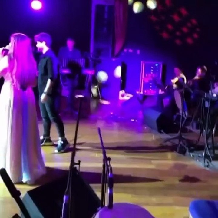 فيديو يُوثِّق لحظة غناء ناصيف زيتون وإليسا تمسك يده