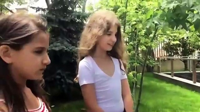 بنات نانسي عجرم يُجبراها بطريقة كوميدية على استخدام تيك توك