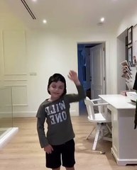 كارن وازن فخورة بعلامات تمدّد بطنها