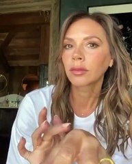 أخيراً اكتشفنا سرّ فيكتوريا بيكهام الصغير لمكياج عينيها الساحر