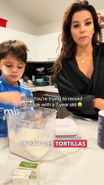 😂 Quand la cuisine tourne au sketch ! @evalongoria voulait simplement préparer des tortillas maison avec son fils Santiago… mais à 7 ans, on préfère visiblement jouer avec la farine que mettre la main à la pâte 🙈. Entre un visage recouvert de poudre b