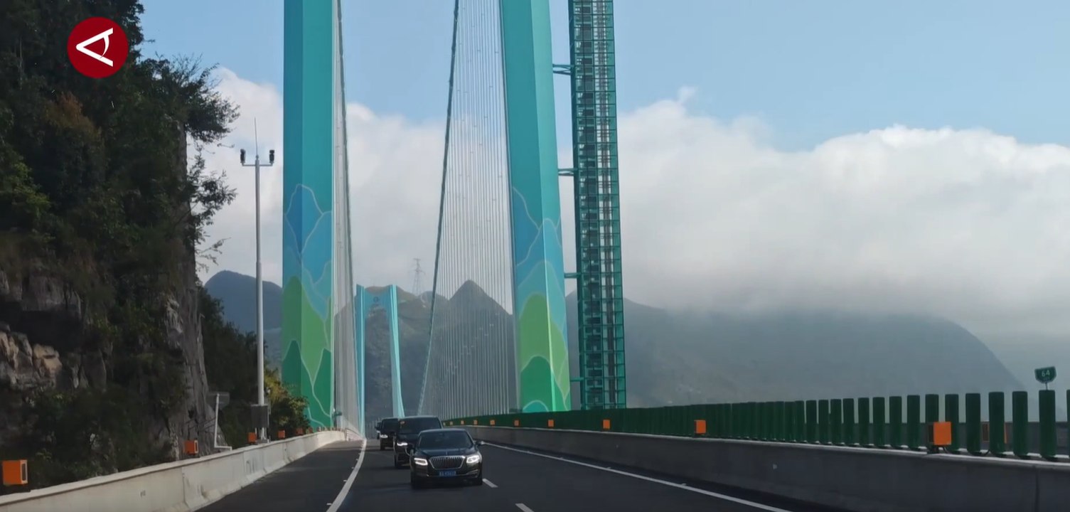 Jembatan tertinggi di dunia resmi dibuka di Guizhou, China barat daya