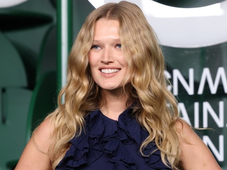 Toni Garrn kramt tief im Kleiderschrank