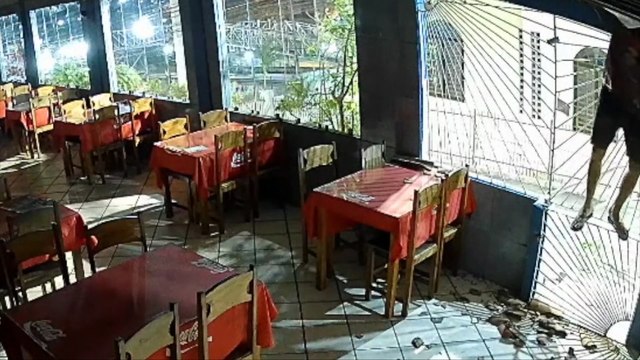 Homem é Flagrado por Câmeras de Segurança Tentando Assaltar Pizzaria: Uma Análise Detalhada do Incidente