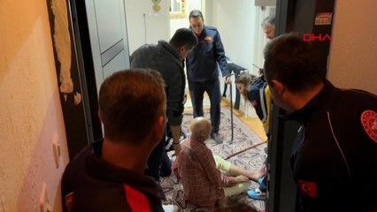 Evinde düşen 80 yaşındaki kişiyi balkondan giren ekipler kurtardı