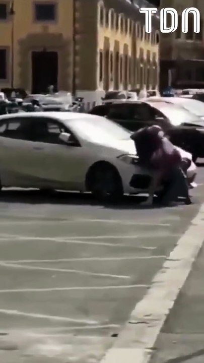 Un individu tente de voler le sac à main d’une femme… Mais il est clairement tombé sur la mauvaise personne