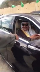 بالفيديو: أمير الباحة يوقف موكبه ليشتري الشاي من أحد الباعة على الطريق