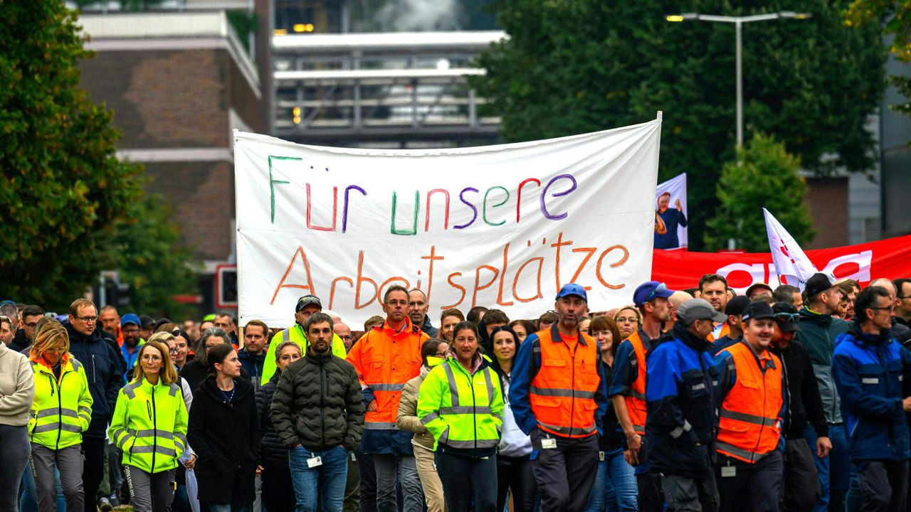 Lenzing baut bis Ende 2027 bis zu 600 Jobs ab, Belegschaft protestiert