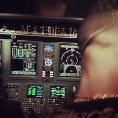 محمد رمضان يقود طائرة لأوّل مرّة