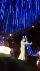 شيرين عبد الوهاب تغني جالسة على الكرسي في جَدّة