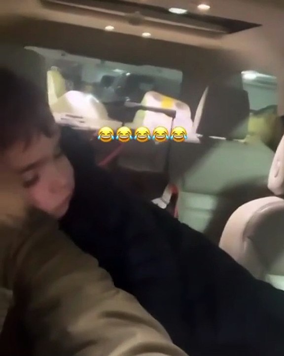 فيديو طريف لطفل نادين نجيم يغفو أثناء قيادتها السيارة