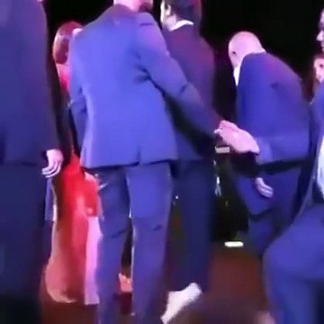 معجب يركع أمام هيفاء وهبي على المسرح ليطلب يدها للزواج